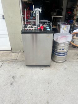 Kegerator, keg, c02 bottle, guages, complete set up