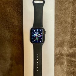 Apple Watch Series 6 – 40mm – GPS – Space Gray Aluminum – Black Sport Band