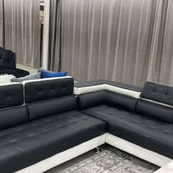 Izzi sectional🖤🖤 90 days same as cash, finance available no credit check , only 39$ down.   $1049