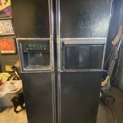 G E Refrigerator 