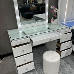 HOT DEAL 🤝$10 PAYMENT 👌 AVERY VANİTY SET OTHER STOOL 👌