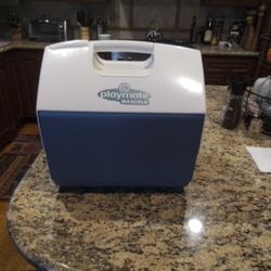 Great Condition igloo playmate Maxcold Cooler  Color Blue/ White 7 QT Paid 45.00 Asking 15.00 Firm On Price! 
