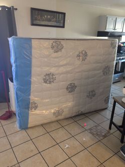 Queen Mattress - Maxim Malibu Luxury Firm (Still Sealed in Plastic!) Price is Negotiable