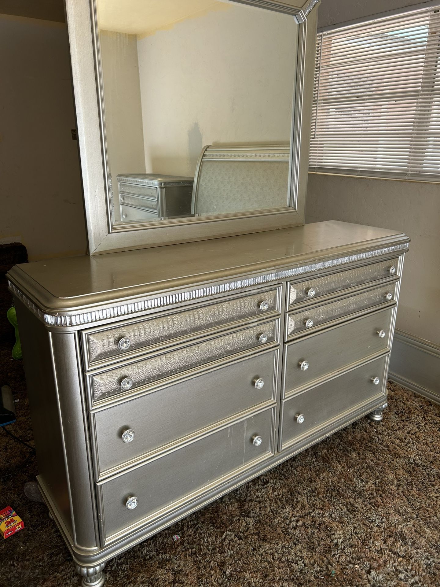 Dresser With Mirror