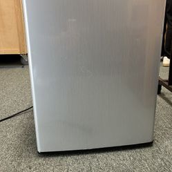 Magic chef Mini fridge 