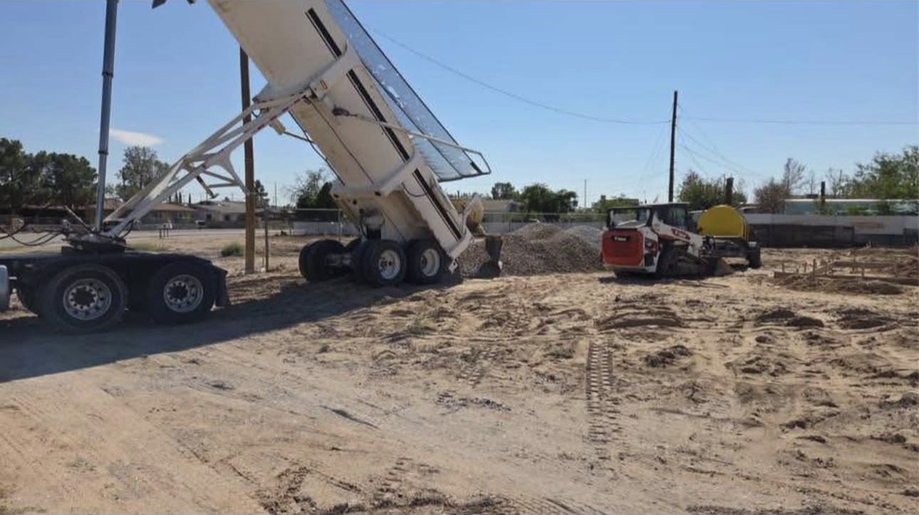 Material delivery / rock/ screening/ piedra/ relleno/ base