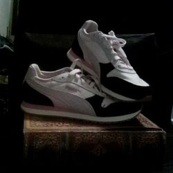 Brand New Woman's Puma Shoes Size: 6