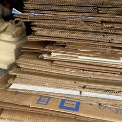 Assorted Moving Boxes 📦 and stuffings For Sale $40.00 Pick up ⬆️ now in Powder Springs ga 30127  