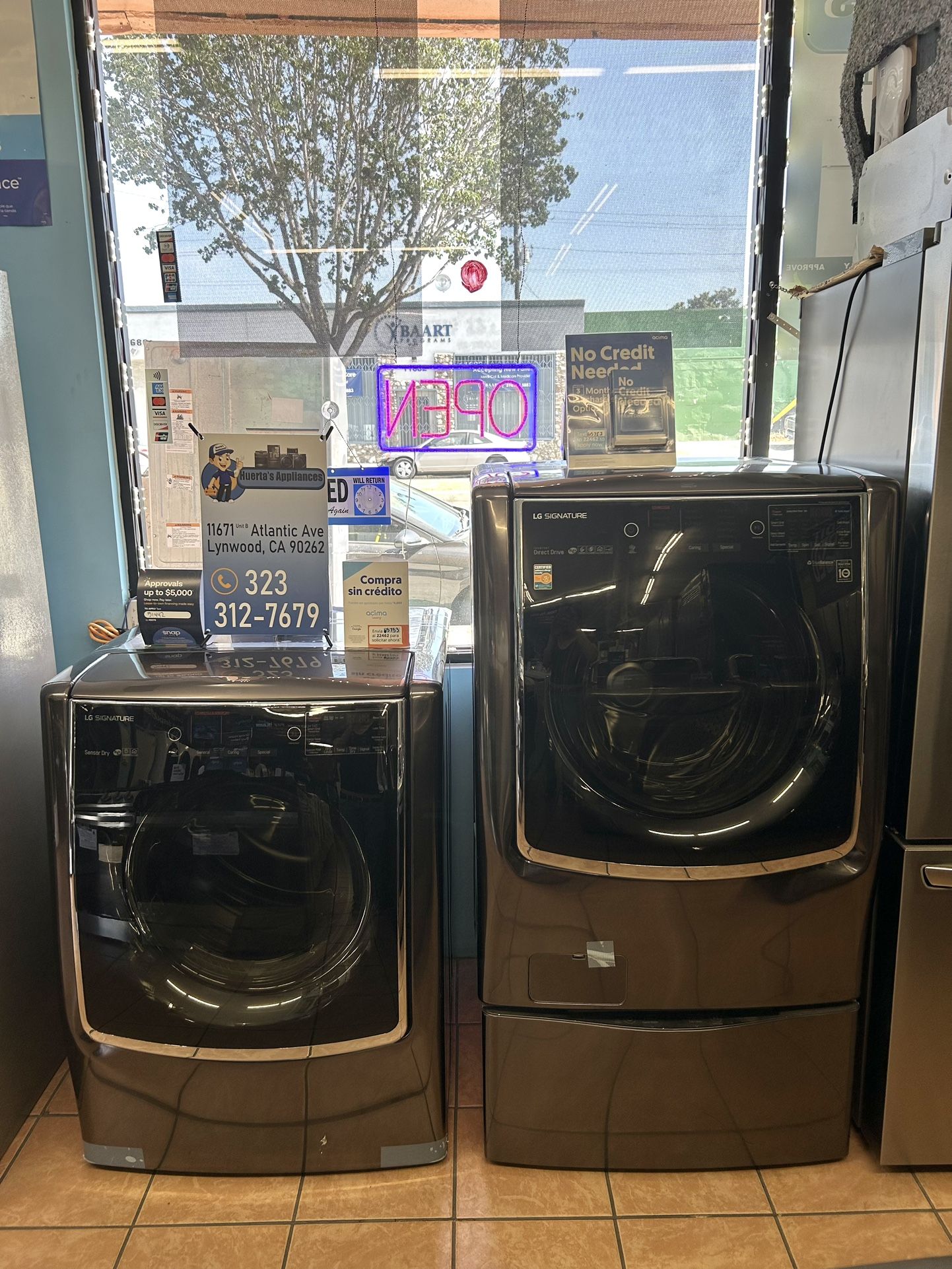 LG Signature 5.8 Cu Ft Washer/ 1.0 Cu Pedestal Washer And 9.0 Cu Ft Gas Dryer