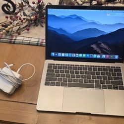 2016 MacBook Pro MINT Condition 256 8GB RAM
