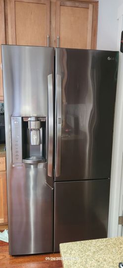 LG Side-by-Side Refrigerator – 26 cu ft – Good Condition