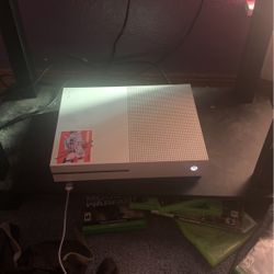  Xbox One with Controller