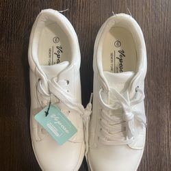 NEW Womans White Sneaker Shoes Size 9 By Vepose 