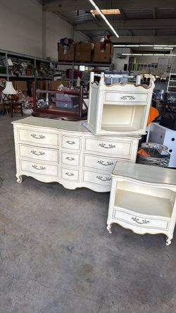 vintage French Provincial 9 drawer dresser & nightstand set
