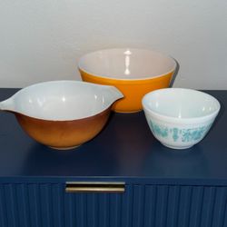 Vintage Pyrex Mixing Bowl Lot of 3 – Amish Butterprint, Orange & Old Orchard Cinderella Bowls
