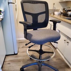 OM  Drafting things tool chair