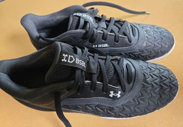 Under Armour BSBL 5.5Y Baseball Cleats. In Excellent Condition See pictures.