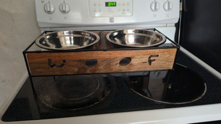 Elevated dog bowl
