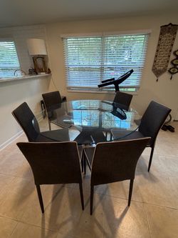 Round Glass Top Dining Table (54"x54") with 6 Chairs