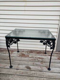 Small steel Glass Top Table - Good Condition - see all pictures posted / pickup in Lake Zurich