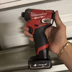Milwaukee Impact Drill 12v
