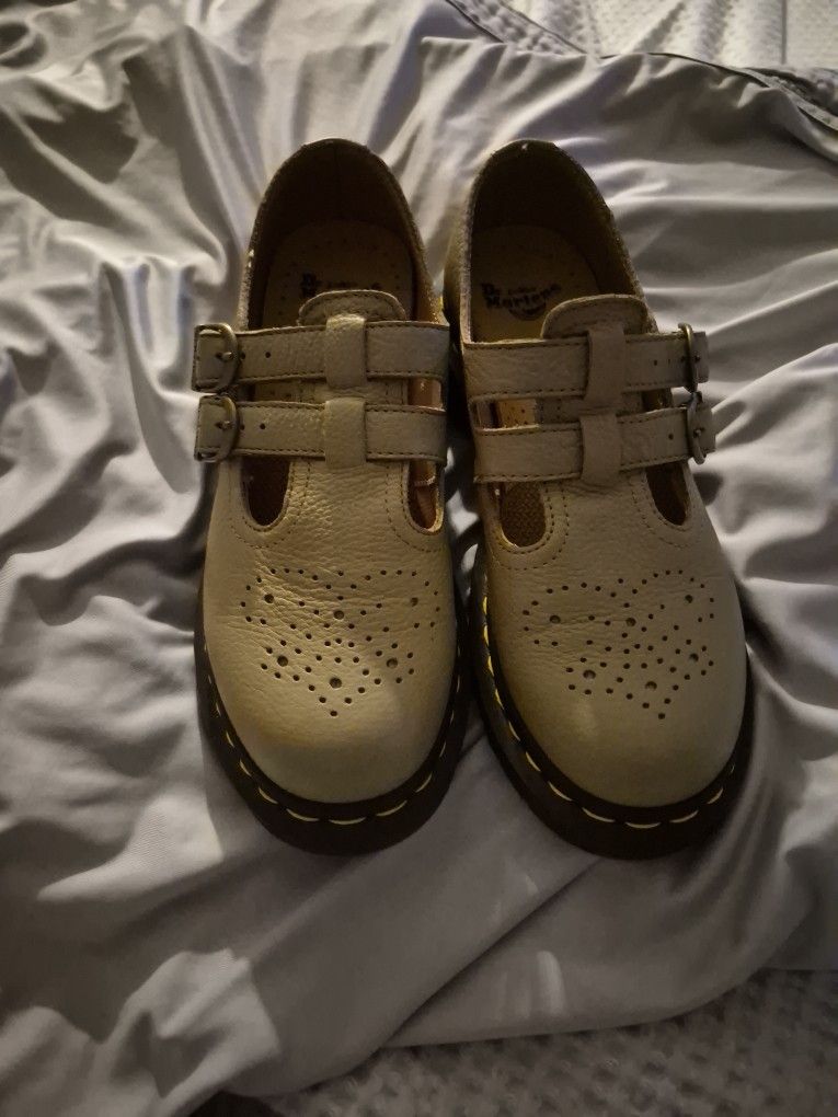 Dr Marten Oxfords Cream Sz 6 New