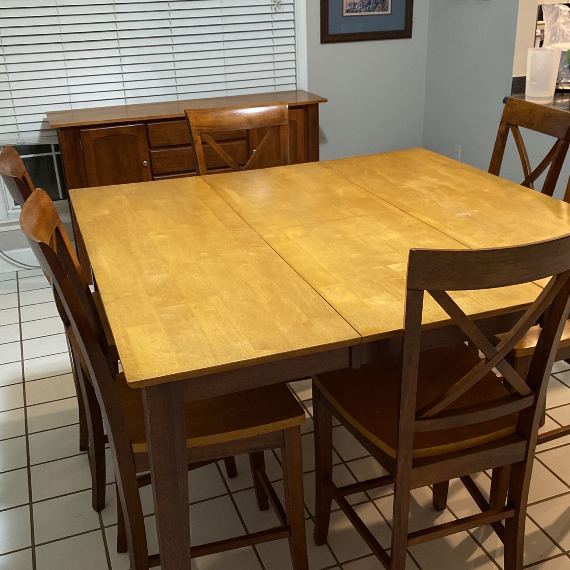 Kitchen Table And Hutch