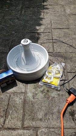 Pet Fountain w/ a replacement charcoal filter
