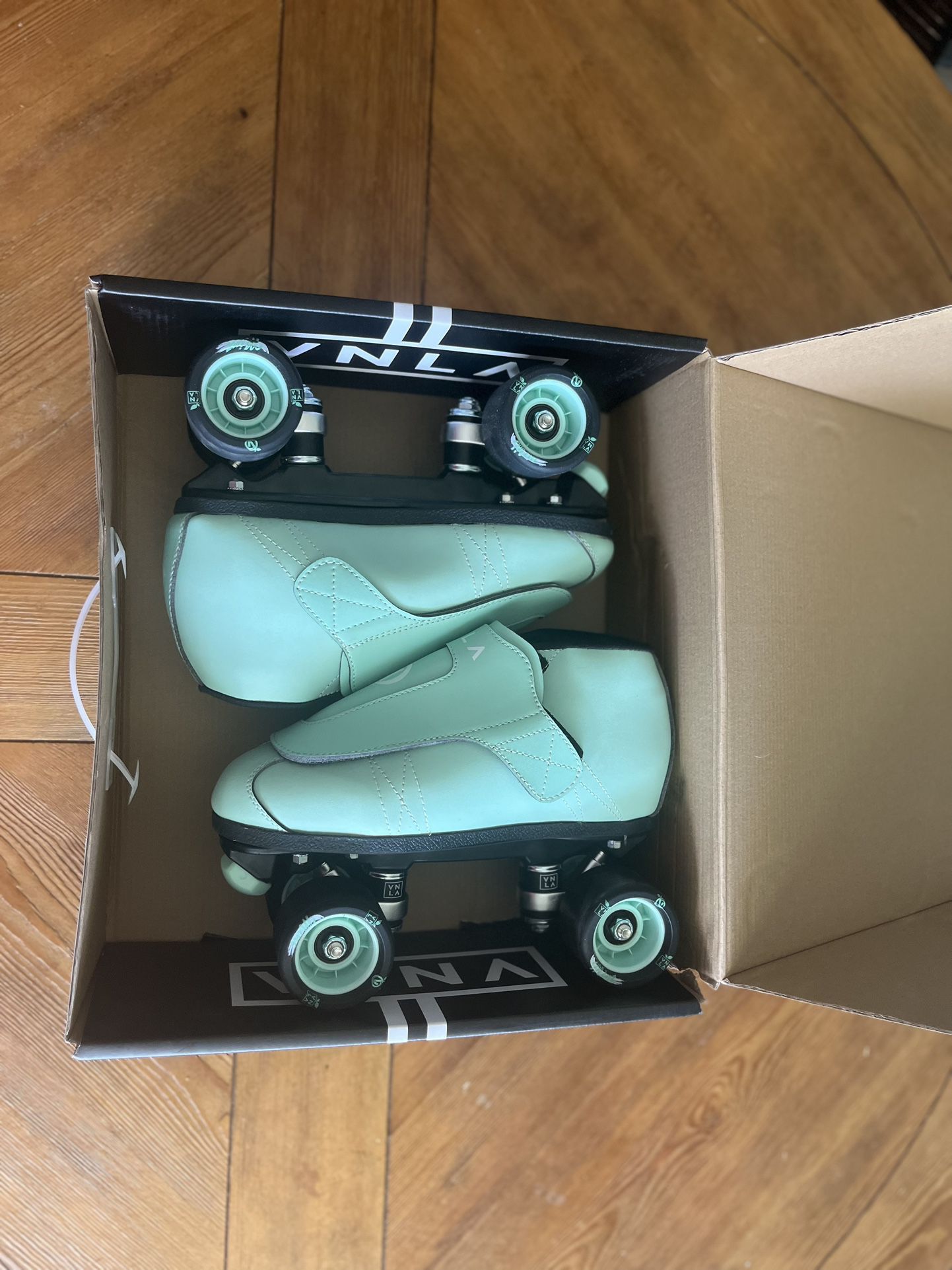 🛼 For Sale: VNLA Junior Mint Roller Skates - Size M8/L9 🛼