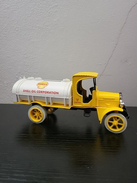 Ertl 1925 Kenworth Tanker Truck Shell Oil Corporation # 9249 Coin Bank