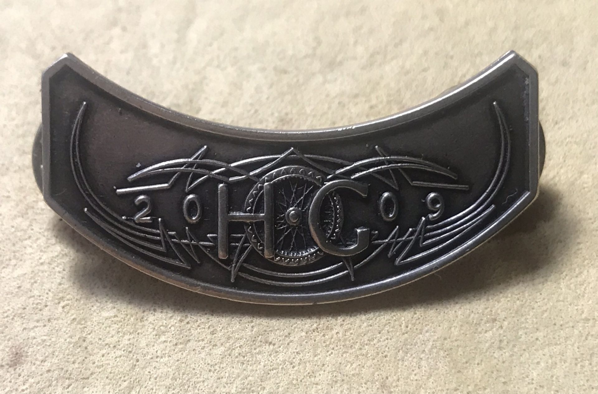 Excellent METAL lapel pin HARLEY DAVIDSON HOG Harley Owner Group 2009