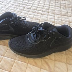 Nike Shoes Adult 6.5Y Fits Like A 7