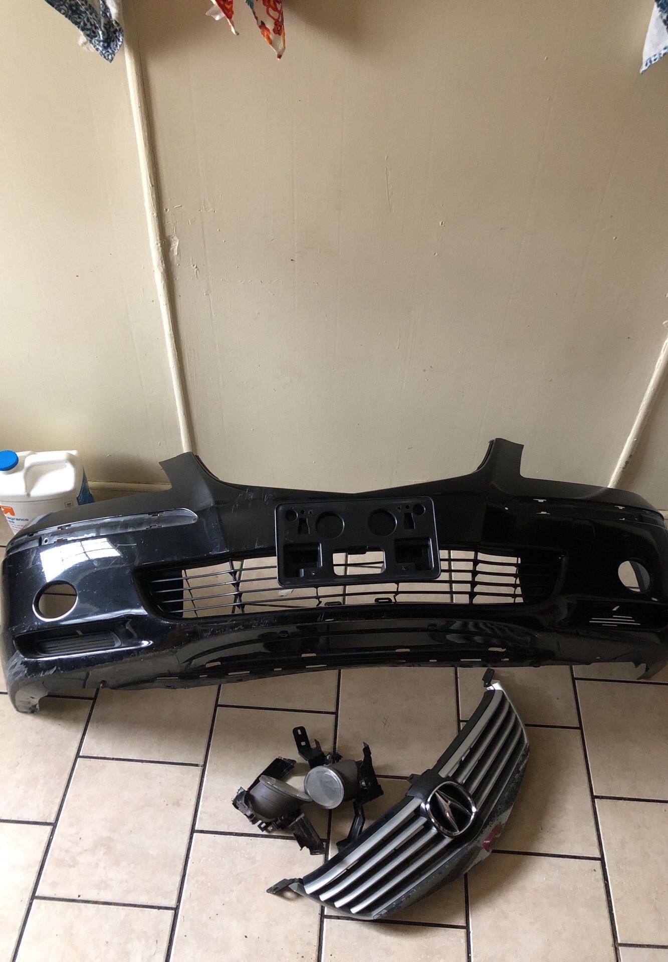 2006 Acura rl bumper wit fog lights and grill $200