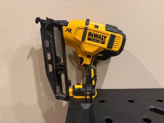 DeWalt 20V Max XR 16-Gauge Finish Nailer