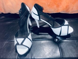 Sz (9) white and black pumps