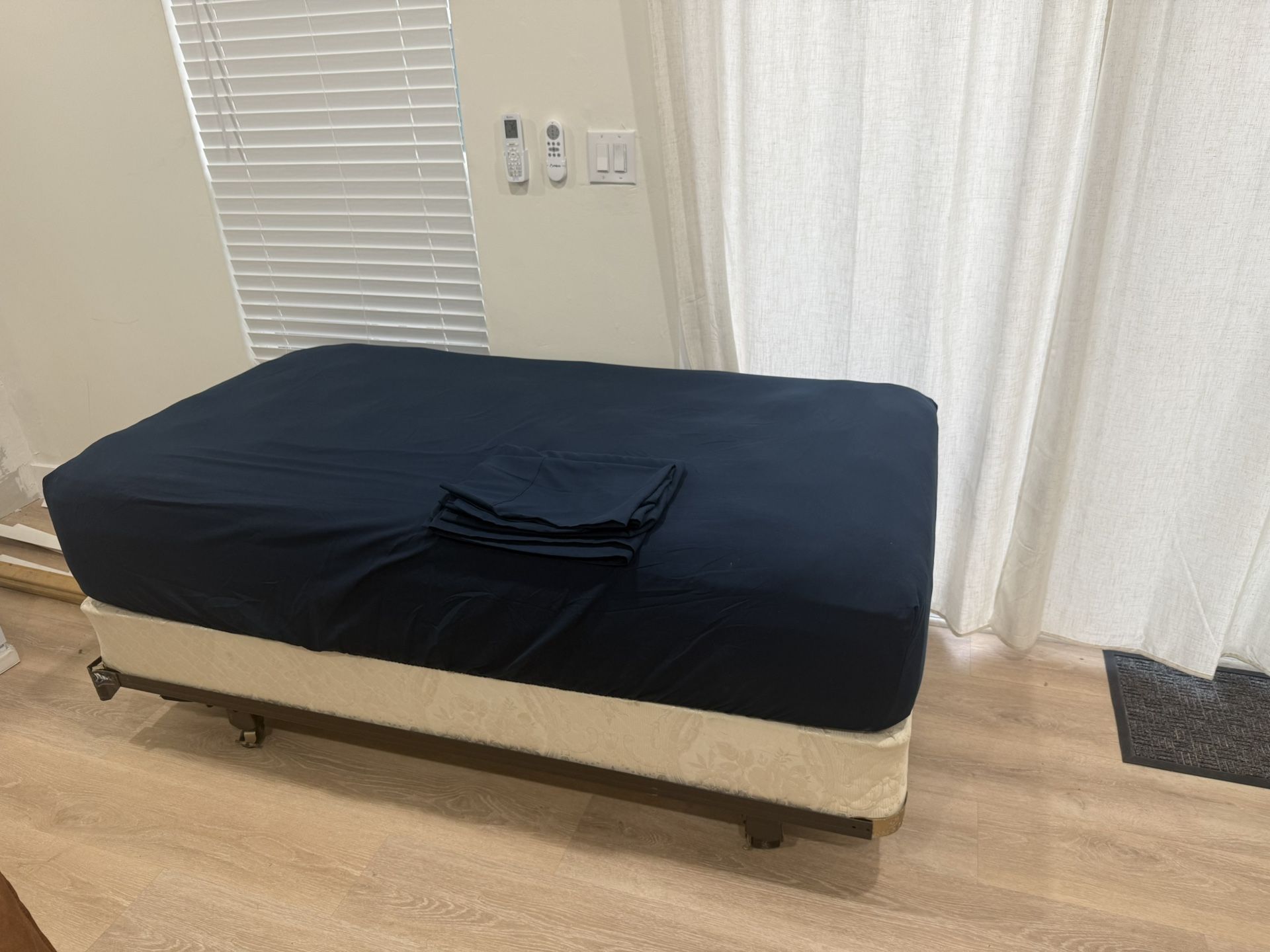 High Quality Mattress And Box Spring With Padding And Bed Sheets