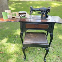 1938 Queen Anne Singer Sewing Machine in Cabinet & Stool  AF002321 Model: 201-2