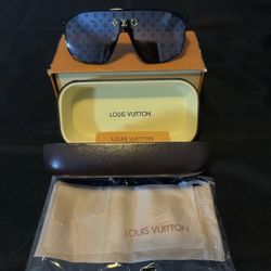 LV Monogram Sunglasses Like New 