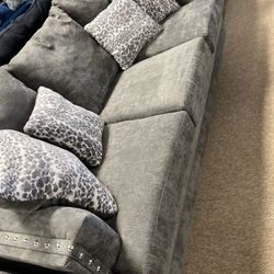 Beautiful Stunning Nice Couch And Love Seat 
