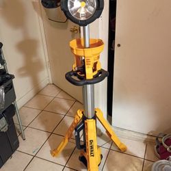 Leer Description 20 Volt DeWalt Tripod Light Tool Only $140