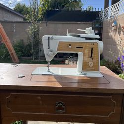 Vintage Early 1960's Singer Sewing Machine in Cabinet