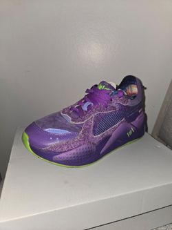 Tennis shoes
