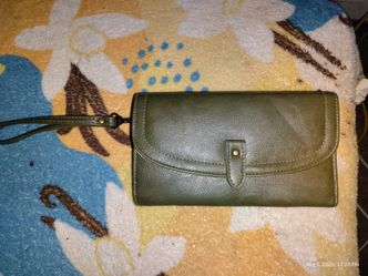 S padrailand https://offerup.com/redirect/?o=YmFnLmdyZWVu wallet Bagharop purse,pinkcurl forhair , Bluetooth speaker,custome jewelry ,4 boxes incense,