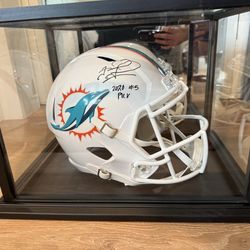 Sports memorabilia case HELMET NOT INCLUDED