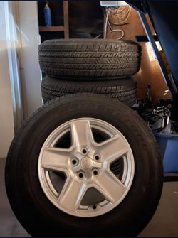 Bridgestone Dueler H/T 685 Tires