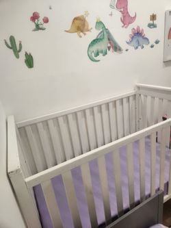 White crib & mattress