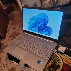 Laptop: Core i7, Windows11 V-25H2, Microsoft365, Type C, HDMI.
