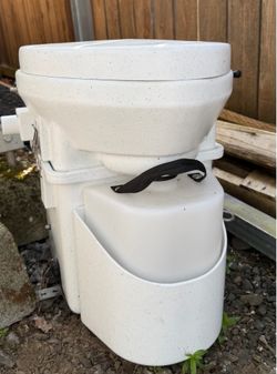composting / compostable toilet