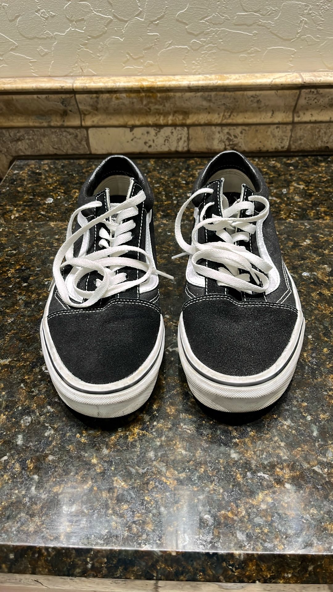 Men’s 9 1/2 LAKAI SNEAKERS