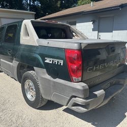 2003 Chevrolet Avalanche Parting Out (parts)